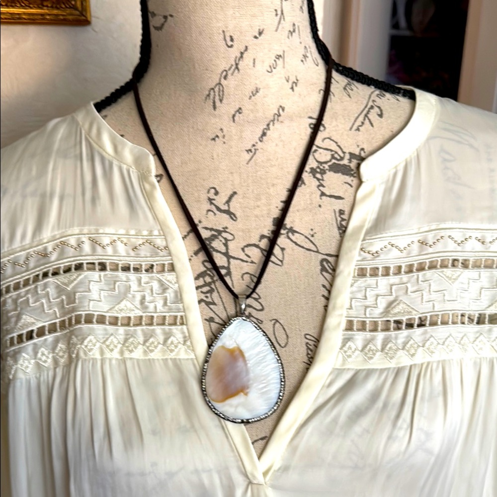 Elegant Cream Mother of pearl Pendant Necklace large
